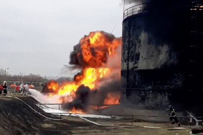 Fotograma de un vídeo que muestra el incendio este viernes en un depósito de combustible de Belgorod, en Rusia. Según el gobernador de Belgorod, dos helicópteros ucranios han alcanzado un almacén de la ciudad, a solo 80 kilómetros de la castigada ciudad de Járkov, en el este de Ucrania.