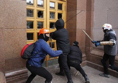 Manifestantes intentan asaltar la sede del Ayuntamiento en Kiev.