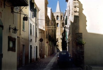 La novela 'El día del juicio', de Salvatore Satta, está ambientada en la Cerdeña rural. En la imagen, una calle del pueblo de Alguer.