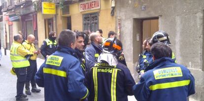 Bomberos y sanitarios, frente al número 37 de la calle de Santa María.