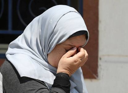 Parente de v&iacute;tima chora no aeroporto do Cairo.