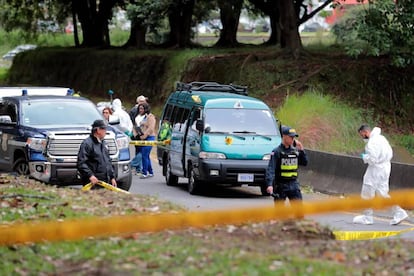 Un operativo policial por el hallazgo de dos cuerpos mutilados en una buseta, en San José.