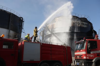 Una brigada de bomberos yemeníes apaga un incendio causado por bombardeos israelíes sobre una planta energética en Sana, la capital de Yemen, este jueves 19 de diciembre de 2024.