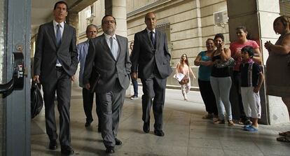 El exviceconsejero José de Haro (centro), en los juzgados de Sevilla.