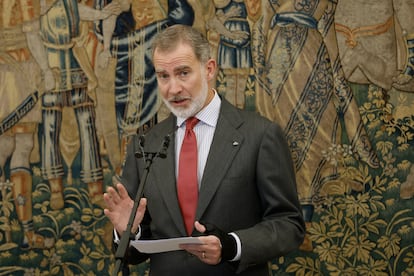 El rey Felipe VI celebró ayer que el Instituto Cervantes siga creciendo en “cifras e influencia” y afronte el “desafío de enorme trascendencia” de prepararse para los cambios que supondrá la inteligencia artificial para en el lenguaje. Felipe VI se expresó así tras presidir, junto a la reina Letizia, la reunión anual del patronato del Instituto Cervantes. En su discurso, el Rey subrayó  que la revolución digital está teniendo ya un “profundo impacto” en el lenguaje.
