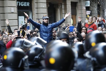 Un manifestant contra la presència del Rei a Barcelona.