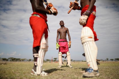 Leshan Meshami, del equipo de críquet Masaai Cricket Warriors observa a dos jugadores de su equipo durante un entrenamiento en Endana (Laikipia), Kenia, el pasado 23 de agosto. Los Maasai Maasai Cricket Warriors están empleando su pasión por este deporte para transmitir mensajes de sensibilización contra las injusticias sociales en su comunidad. Se les puede encontrar en su página de Facebook: (Facebook.com/Maasai.Cricket.Warriors)