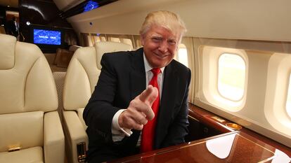 Donald Trump en su avión de lujo.