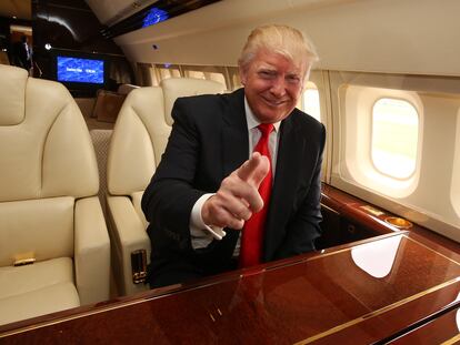 Donald Trump en su avión de lujo.