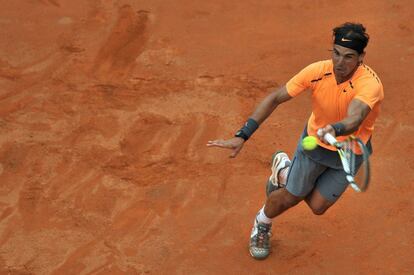 Rafael Nadal devuelve una bola.