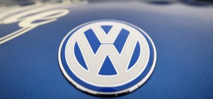 Logotipo de Volkswagen en un autom&oacute;vil de la marca alemana.