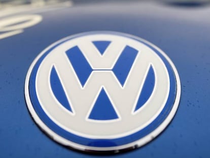Logotipo de Volkswagen en un autom&oacute;vil de la marca alemana.