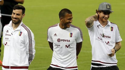 Os jogadores da seleção venezuelana Andrés Tunísia, José Salomón Rondón, atacante do West Bromwich inglês, e Fernando Amorebieta, zagueiro central do Middlesbrough, familiarizam-se com a grama do estádio Arena Castelão, em Fortaleza, onde enfrentarão nesta terça-feira a seleção brasileira pela segunda data de eliminatórias sul-americanas.