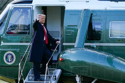 El ya expresidente Donald Trump gesticula al subirse al Marine One que le trasladará fuera de Washington el 20 de enero de 2021. Trump, en un gesto con pocos precedentes, no acudió a la investidura de Biden al no reconocer su victoria en las elecciones. 