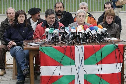 Impulsores del acto previsto en Barakaldo, en la conferencia de prensa en la que anunciaron la convocatoria.