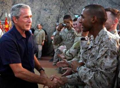 Bush (izquierda) saluda a los soldados de la base de Al Asad, en la provincia iraquí de Al Anbar, el lunes pasado.
