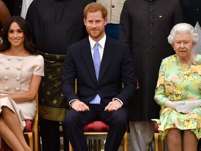 Meghan Markle, Enrique de Inglaterra e Isabel II de Inglaterra, en una recepción en el palacio de Buckingham en junio de 2018.