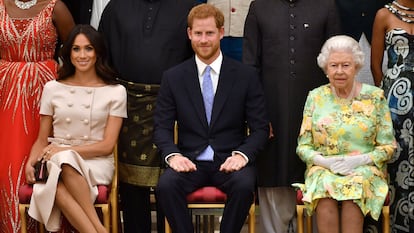 Meghan Markle, Enrique de Inglaterra e Isabel II de Inglaterra, en una recepción en el palacio de Buckingham en junio de 2018.