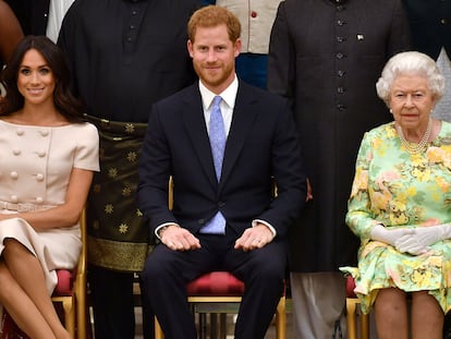 Meghan Markle, Enrique de Inglaterra e Isabel II de Inglaterra, en una recepción en el palacio de Buckingham en junio de 2018.