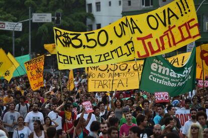 Militantes carregam faixas e cartazes contra o aumento da tarifa.