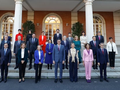 Foto de familia del nuevo Gobierno de coalición entre el PSOE y Sumar.