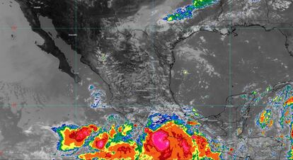 El huracán 'John' se aproxima a las costas del sur de México, la tarde de este 23 de septiembre de 2024.