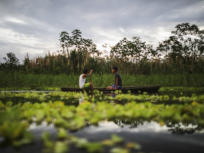 Un par de personas viaja en canoa a través del río Amazonas, en Leticia, Colombia, en 2023.