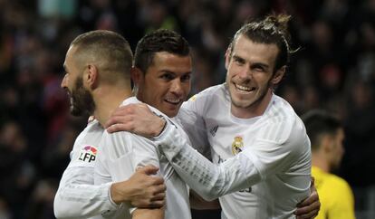 Benzema, Cristiano y Bale celebran uno de sus goles al Sevilla.