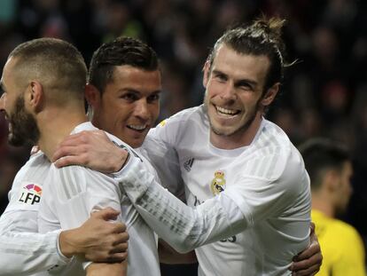 Benzema, Cristiano y Bale celebran uno de sus goles al Sevilla.