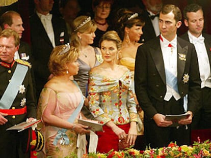 Don Felipe y Letizia, en el palco del Teatro Real de Copenhague, junto a los grandes duques de Luxemburgo (izquierda).