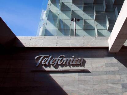 Criteria y nuevos consejeros salen en defensa de la acción de Telefónica