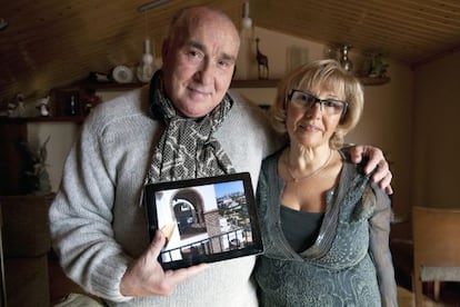 Eulogio Carmona and Felisa Garc&iacute;a with a picture of the property they are offering.