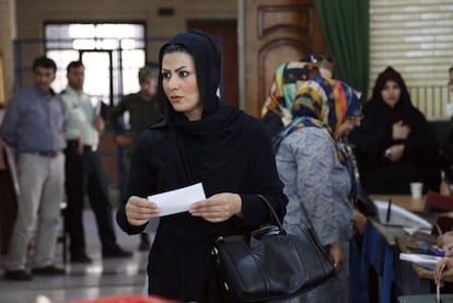 Una mujer vota en el centro electoral situado en la mezquita de Jameh en las últimas elecciones al Parlamento iraní
