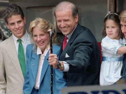 El senador de Delaware, Joe Biden, junto a su esposa Jill, su hija Ashley y sus hijos Beau y Hunt, en 1987.