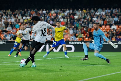 Thierry Correia en una acción durante el partido entre el Valencia y el Cádiz.
