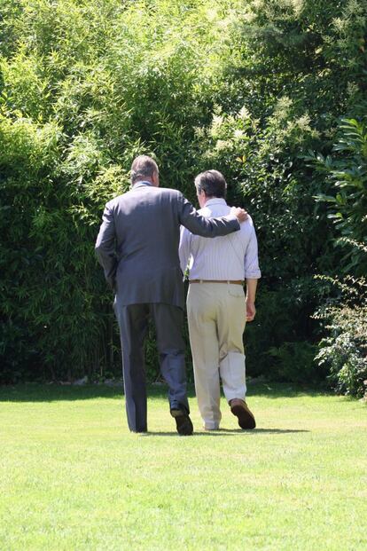 El rey Juan Carlos pasea con el ex presidente del Gobierno Adolfo Suárez, enfermo de Alzheimer, en los jardines de su vivienda durante la visita en la que los Reyes le entregaron el Toisón de Oro, en una foto difundida por la familia. La fotografía fue galardonada con el premio Ortega y Gasset 2008.