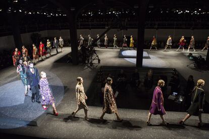 El desfile de Prada, una oda a la teatralidad de la moda, se convirtió en espectáculo gracias a la orquesta que tocaba en directo en el centro del escenario por el que transitaban las modelos. El director musical fue Frédéric Sanchez.