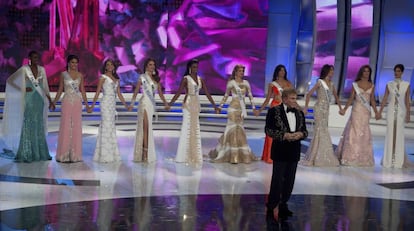 Osmel Sousa, con las semifinalistas de Miss Venezuela.