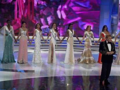 Osmel Sousa, con las semifinalistas de Miss Venezuela.