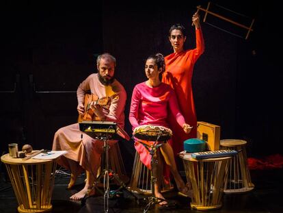 Juan Sánchez, Alba Flores y Nüll García en un momento de la obra.