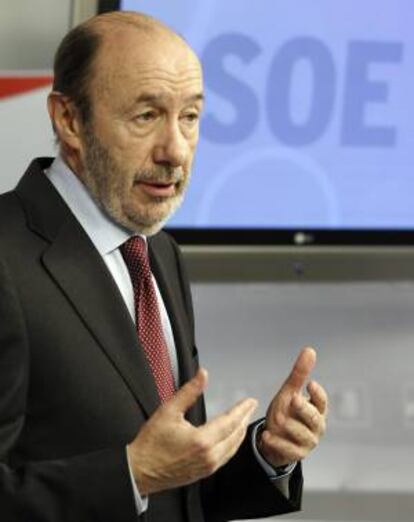 El líder del PSOE, Alfredo Pérez Rubalcaba, antes de asistir a la presentación del informe "Hacia una economía abierta. Ideas para el crecimiento en el horizonte 2020", hoy, en Madrid.