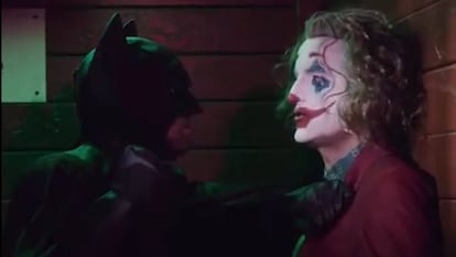 En el vídeo, el villano -Joker- actúa como un héroe recordando a Batman que lo que los ciudadanos necesitan son servicios sociales y medicamentos. Mientras que el superhéroe, cada vez más cerca del papel de malo de la película, alardea de que su empresa millonaria no paga impuestos.