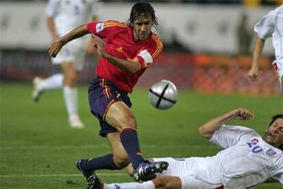 La selección española se enfrenta a Serbia-Montenegro en la fase de clasificación.