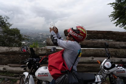 Un voluntario de Médicos Sin Fronteras durante el operativo de liberación de mosquitos aedes aegypti portadores de la bacteria wolbachia en la colonia Canaán, durante la primera etapa del proyecto “Prevención de Arbovirosis” en Tegucigalpa.