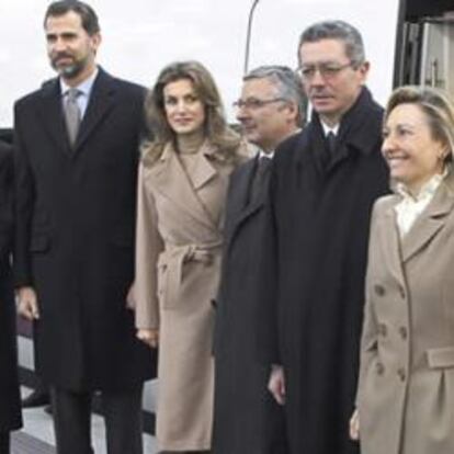 Los príncipes de Asturias se disponen en la estación de Puerta de Atocha a subir al AVE con destino Albacete.