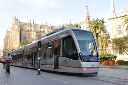 Aspecto del tranv&iacute;a sin catenaria de Sevilla.