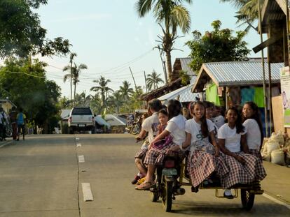 Un grupo de niñas uniformadas acuden al colegio en un moto-carro en la isla de Samar. En Filipinas la educación es pública.