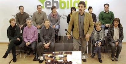 Pello Urizar, de pie, este domingo en Bilbao, junto a miembros de EH Bildu.