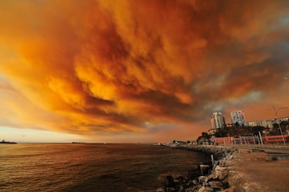 Estas eram as nuvens de fumaça provocadas por um incêndio florestal em Valparaíso, Chile, que ameaçava a cidade em março passado. O fogo consumiu mais de 500 hectares.