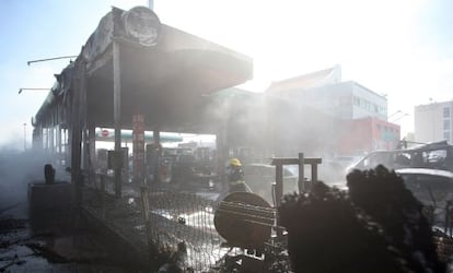 Impacto do foguete lançado de Gaza a um posto de gasolina em Ashdod.